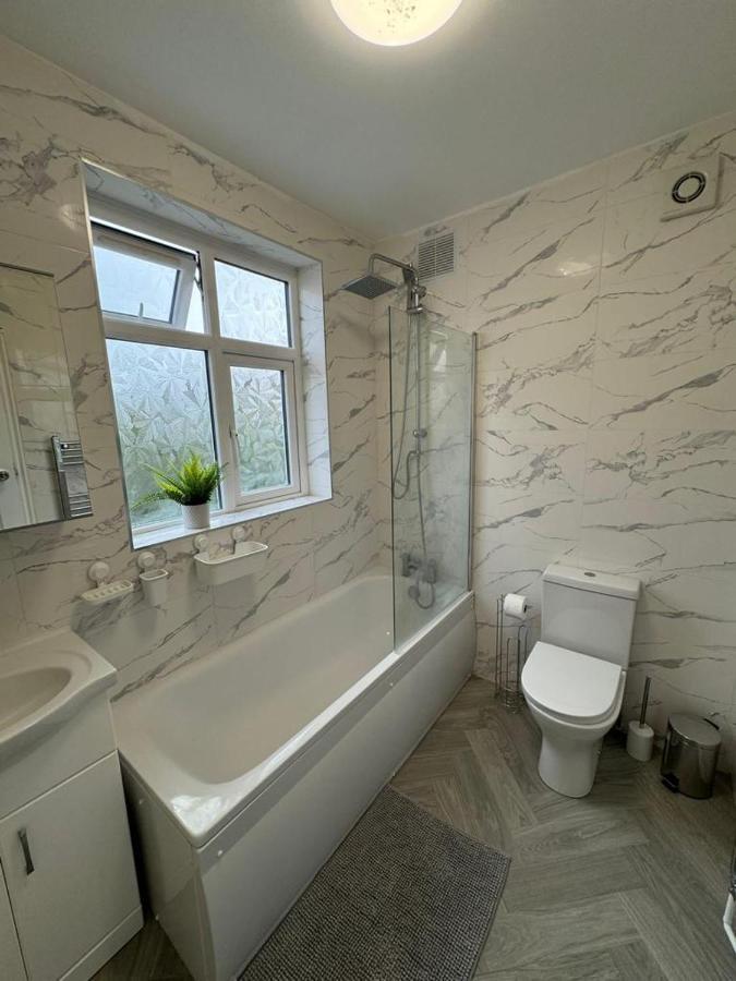 Smart Guest Rooms Fast Access To Central London Via Piccadilly Line New Southgate Екстериор снимка